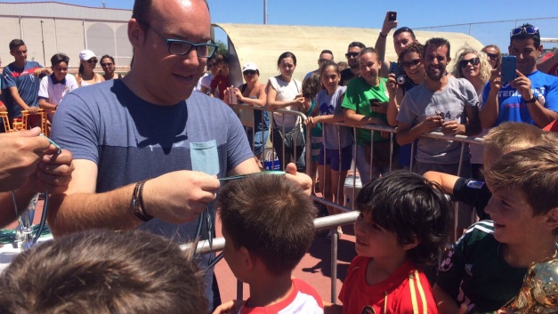 El concejal de Deportes, Manuel Guirado, entrega medallas a los ganadores.